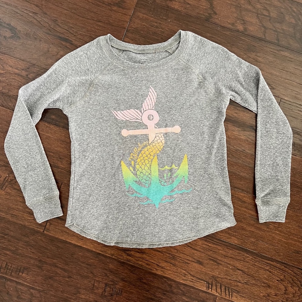 Girls Billabong Gray waffle pattern shirt. Size Medium